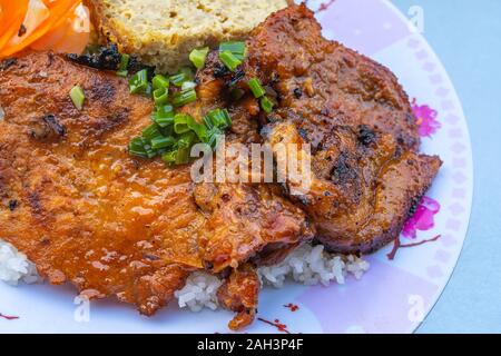 Schweinefleisch vom Grill Reis - berühmte vietnamesische traditionelles Essen hacken Stockfoto