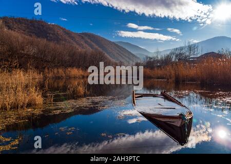 Versunkenen Fischerboot auf dem See Stockfoto