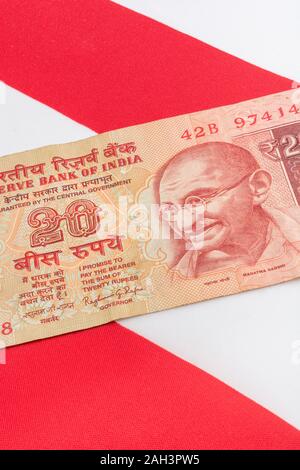 Im alten Stil 20 Indische Rupie Banknoten/Rechnung & Union Jack. Für Indien, Rupie Wechselkurs, Indien Wirtschaft, Indien Großbritannien exportiert, Indien UK Zahlungsbilanz. Stockfoto