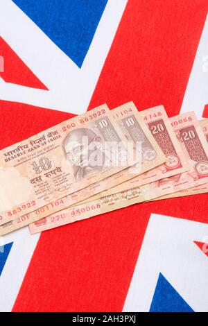 Im alten Stil 20 Indische Rupie Banknoten/Rechnung & Union Jack. Für Indien, Rupie Wechselkurs, Indien Wirtschaft, Indien Großbritannien exportiert, Indien UK Zahlungsbilanz. Stockfoto