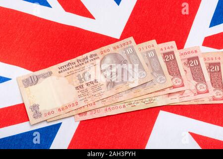 Im alten Stil 20 Indische Rupie Banknoten/Rechnung & Union Jack. Für Indien, Rupie Wechselkurs, Indien Wirtschaft, Indien Großbritannien exportiert, Indien UK Zahlungsbilanz. Stockfoto