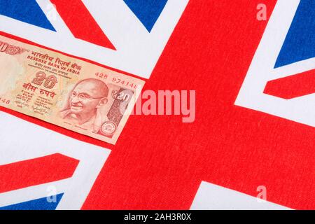 Im alten Stil 20 Indische Rupie Banknoten/Rechnung & Union Jack. Für Indien, Rupie Wechselkurs, Indien Wirtschaft, Indien Großbritannien exportiert, Indien UK Zahlungsbilanz. Stockfoto