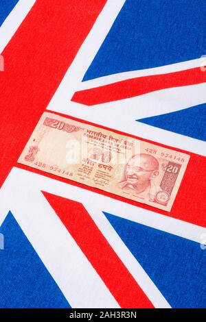 Im alten Stil 20 Indische Rupie Banknoten/Rechnung & Union Jack. Für Indien, Rupie Wechselkurs, Indien Wirtschaft, Indien Großbritannien exportiert, Indien UK Zahlungsbilanz. Stockfoto