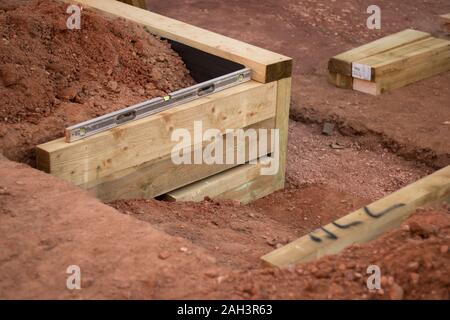 Stützmauer Wasserwaage Stockfoto