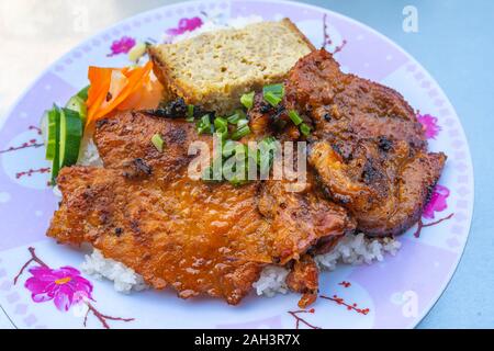 Schweinefleisch vom Grill Reis - berühmte vietnamesische traditionelles Essen hacken Stockfoto