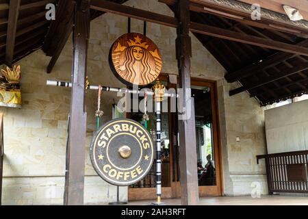 In Ubud, Indonesien - 28 5 2019: ein einzigartig gestaltete Starbucks Kaffee in Bali, Indonesien. Stockfoto