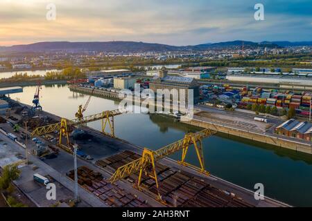 Industrielle Hafen in Csepel, Budapest, Ungarn. Fluss Sendungen ankommen und Abschied von diesem Ort. Stockfoto