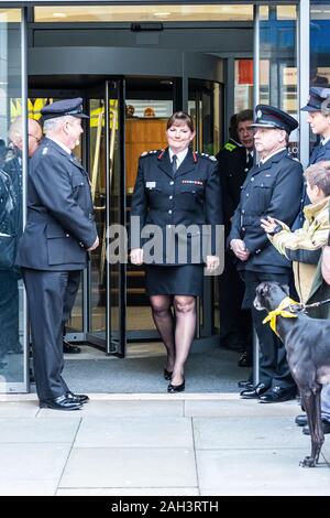 Schutz der Ehre für ausgehende Kommissar bei der Londoner Feuerwehr, Dany Baumwolle QFSM. Feuerwehrleute aus ganz Deutschland, der Schweiz, Deutschland und Amerika nahmen an der Veranstaltung teil Futter Union Street, wie die Kommissarin ihr Weg aus der Feuerwehr Hauptquartier gemacht. Stockfoto