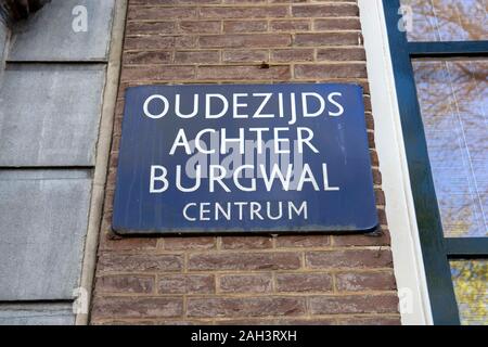 Straßenschild Nieuwe oudezijdsachterburgwal Straße in Amsterdam Die Niederlande 2019 Stockfoto