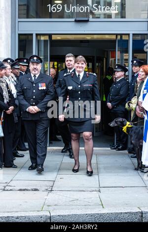 Schutz der Ehre für ausgehende Kommissar bei der Londoner Feuerwehr, Dany Baumwolle QFSM. Feuerwehrleute aus ganz Deutschland, der Schweiz, Deutschland und Amerika nahmen an der Veranstaltung teil Futter Union Street, wie die Kommissarin ihr Weg aus der Feuerwehr Hauptquartier gemacht. Stockfoto