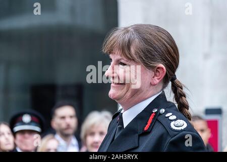 Schutz der Ehre für ausgehende Kommissar bei der Londoner Feuerwehr, Dany Baumwolle QFSM. Feuerwehrleute aus ganz Deutschland, der Schweiz, Deutschland und Amerika nahmen an der Veranstaltung teil Futter Union Street, wie die Kommissarin ihr Weg aus der Feuerwehr Hauptquartier gemacht. Stockfoto