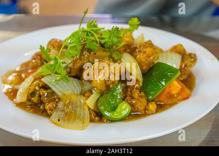 Platte knusprig süß-saure Rippchen und Gemüse Stockfoto