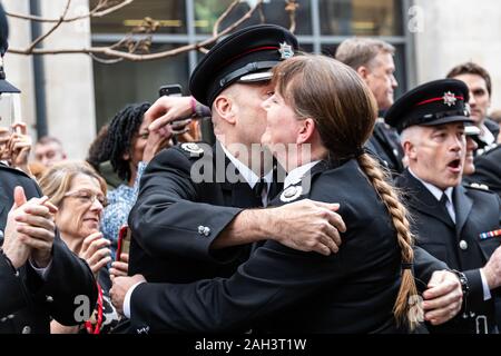 Schutz der Ehre für ausgehende Kommissar bei der Londoner Feuerwehr, Dany Baumwolle QFSM. Feuerwehrleute aus ganz Deutschland, der Schweiz, Deutschland und Amerika nahmen an der Veranstaltung teil Futter Union Street, wie die Kommissarin ihr Weg aus der Feuerwehr Hauptquartier gemacht. Stockfoto