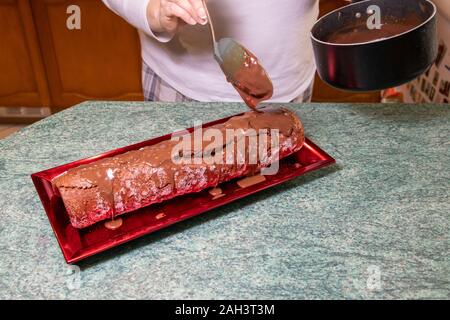 Hausgemachte Schokolade mit Ganache, Großbritannien Stockfoto