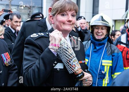 Schutz der Ehre für ausgehende Kommissar bei der Londoner Feuerwehr, Dany Baumwolle QFSM. Feuerwehrleute aus ganz Deutschland, der Schweiz, Deutschland und Amerika nahmen an der Veranstaltung teil Futter Union Street, wie die Kommissarin ihr Weg aus der Feuerwehr Hauptquartier gemacht. Stockfoto