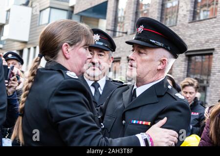 Schutz der Ehre für ausgehende Kommissar bei der Londoner Feuerwehr, Dany Baumwolle QFSM. Feuerwehrleute aus ganz Deutschland, der Schweiz, Deutschland und Amerika nahmen an der Veranstaltung teil Futter Union Street, wie die Kommissarin ihr Weg aus der Feuerwehr Hauptquartier gemacht. Stockfoto