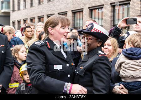 Schutz der Ehre für ausgehende Kommissar bei der Londoner Feuerwehr, Dany Baumwolle QFSM. Feuerwehrleute aus ganz Deutschland, der Schweiz, Deutschland und Amerika nahmen an der Veranstaltung teil Futter Union Street, wie die Kommissarin ihr Weg aus der Feuerwehr Hauptquartier gemacht. Stockfoto