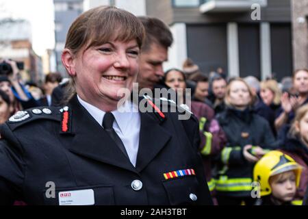 Schutz der Ehre für ausgehende Kommissar bei der Londoner Feuerwehr, Dany Baumwolle QFSM. Feuerwehrleute aus ganz Deutschland, der Schweiz, Deutschland und Amerika nahmen an der Veranstaltung teil Futter Union Street, wie die Kommissarin ihr Weg aus der Feuerwehr Hauptquartier gemacht. Stockfoto