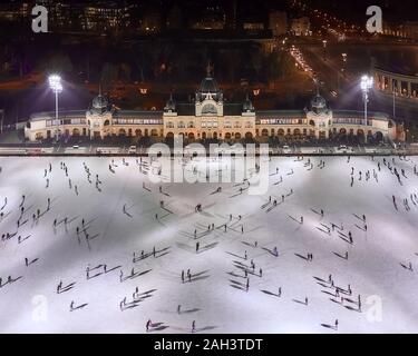 Eisbahn im Stadtpark von Budapest. famoust Sport Center neben dem Széchenyi Thermalbad. Der Heldenplatz und die Burg von Vajdahunyad Betwen. Stockfoto