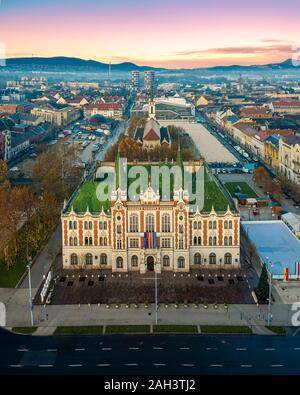 Fantastische qualitativ hochwertige Fotos über das Zentrum von-mit Rathaus und Königin des Himmels Kirche. Stockfoto