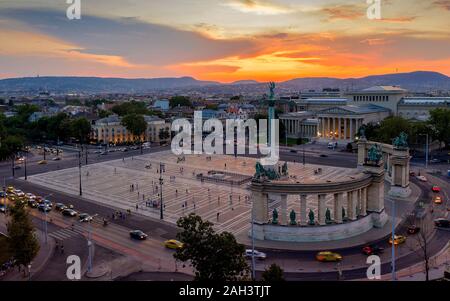 Helden Platz. Moring Lichter, Europa, Budapest, Ungarn. Millennium Denkmäler. stadtbild Luftaufnahme Stockfoto