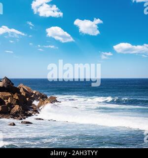 Schönen felsigen Strand und Ozean Welle unter blauem Himmel bewölkt Sommer. Kalifornien, USA Stockfoto