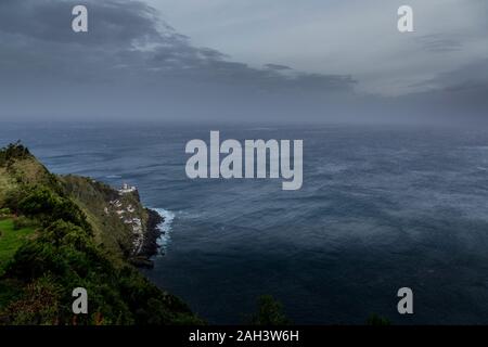 Der Leuchtturm Farol Ponta do Arnel, in der Nähe von Nordeste, auf der Insel San Miguel auf den Azoren. Stockfoto