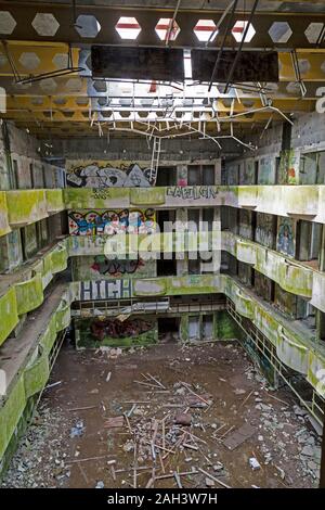 Der Innenraum des verlassenen Monte Palace Hotel auf der Insel Sao Miguel auf den Azoren. Seit Anfang der 90er Jahre aufgegeben. Stockfoto