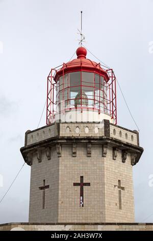 Der Leuchtturm Farol Ponta do Arnel, in der Nähe von Nordeste, auf der Insel San Miguel auf den Azoren. Stockfoto