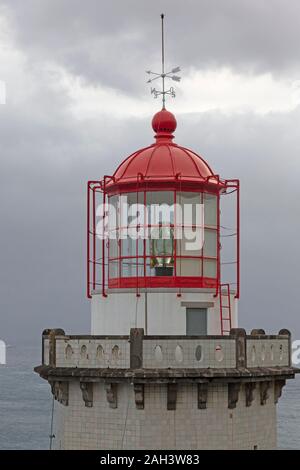 Der Leuchtturm Farol Ponta do Arnel, in der Nähe von Nordeste, auf der Insel San Miguel auf den Azoren. Stockfoto