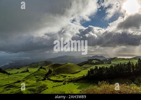 Blick von oben der vulkanischen Krater in der westlich von Sao Miguel auf den Azoren, auf der Suche nach der Stadt von Ponta Delgada. Stockfoto