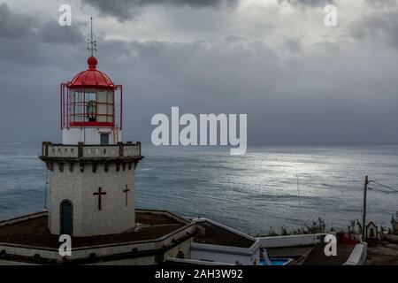 Der Leuchtturm Farol Ponta do Arnel, in der Nähe von Nordeste, auf der Insel San Miguel auf den Azoren. Stockfoto