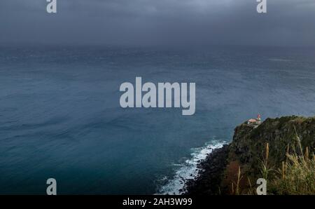 Der Leuchtturm Farol Ponta do Arnel, in der Nähe von Nordeste, auf der Insel San Miguel auf den Azoren. Stockfoto