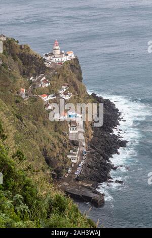 Der Leuchtturm Farol Ponta do Arnel, in der Nähe von Nordeste, auf der Insel San Miguel auf den Azoren. Stockfoto