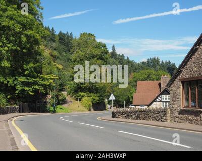 TINTERN, Großbritannien - ca. September 2019: Dorf Tintern in der Nähe von Tintern Abbey (Abaty Tyndyrn in Walisisch) Stockfoto