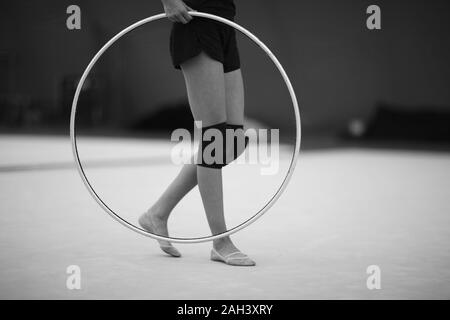Athlet mit einem Hoop für eine Übung in der Rhythmischen Gymnastik in eine Trainingshalle Stockfoto