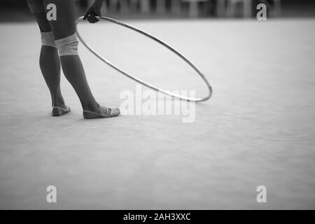 Athlet mit einem Hoop für eine Übung in der Rhythmischen Gymnastik in eine Trainingshalle Stockfoto