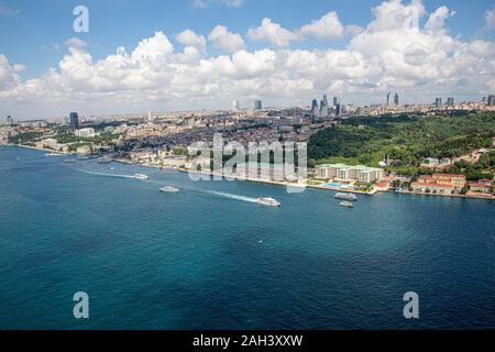 Istanbul, Türkei - 9 Juni, 2013; Istanbul Landschaft von Hubschrauber. Anzeigen von ortaköy, Besiktas, Ciragan Palace Kempinski, Dolmabahce Palast von helic Stockfoto