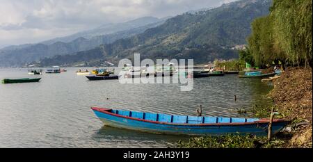 Panorama einer alten hölzernen Boot am Phewa See in Pokhara, Nepal Stockfoto