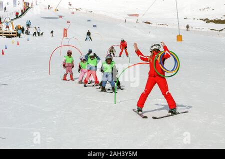 Engelberg, Schweiz - 14. Februar 2010: Skischule für Kinder in Engelberg in den Schweizer Alpen Stockfoto