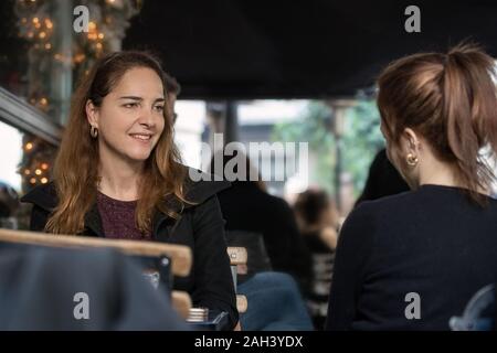 Portrait von Reife Mutter im Gespräch mit ihrer Tochter sitzen zusammen im Café. Stockfoto