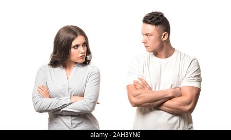 Portrait von umgekippt unglücklich Paar hält die Arme verschränkt und suchen einander auf weißem Hintergrund. negative Emotionen, Familie psychologie Konzept Stockfoto