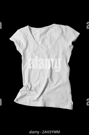 Leeren des weißen Frauen T-Shirt mit schwarzem Hintergrund ausschneiden. Mock-up. Stockfoto