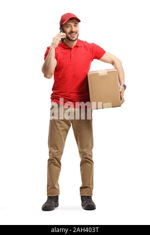 In voller Länge Porträt einer Lieferung Mann mit einem Paket und Unterhaltung am Telefon auf weißem Hintergrund Stockfoto