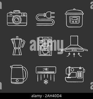 Haushaltsgeräte chalk Symbole gesetzt. Foto Kamera, Kabel Stecker, multi-Herd, Kaffeemaschine, Dunstabzugshaube, Wasserkocher, Kaffeemaschine, Klimaanlage, Nähen Stock Vektor