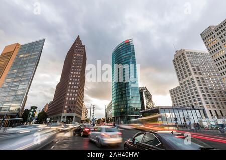 Deutschland, Berlin, Berlin-Mitte, Potsdamer Platz, Kollhoff-Tower, Bahntower, Beisheim-Center, der Verkehr auf der Straße Stockfoto