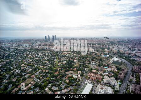 Spanien, Madrid, Polizei Helikopter über die Stadt fliegen Stockfoto