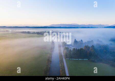 Deutschland, Bayern, Geretsried, Luftaufnahme der Loisach river canal an Foggy dawn Stockfoto