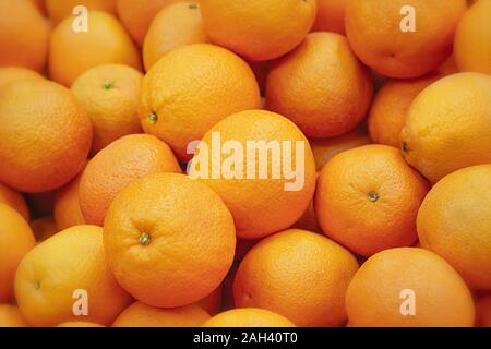 Frische Mandarine Orangen Textur. Frische Orangen auf der Theke - Orange und Mandarine Textur mit runden Orangen und Mandarinen Stockfoto