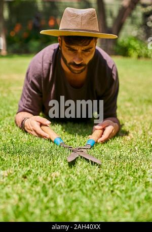 Mann Beschneidung der Rasen im Garten Stockfoto